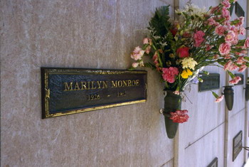 Аукцион eBay выставил на торги место на кладбище с Мэрилин Монро