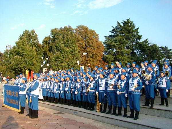 Европейский марширующий Небесный оркестр на параде.  Фото с сайта: minghui.org