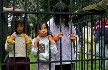 Рай и ад. Демонстрация издевательств над детьми. Инсценировка проводилась в Австралии в 2007 году. Фото: ANOEK DE GROOT/AFP/Getty Images