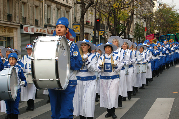 Парад последователей Фалуньгун по улицам Парижа. Фоторепортаж