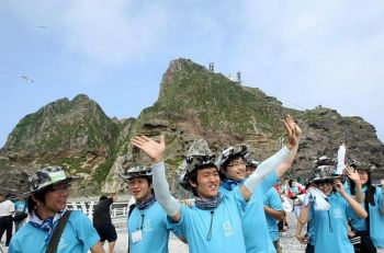 Напряженные отношения... Студенты университета Южной Кореи приехали посмотреть оспариваемые скалистые острова в Японском море, известные как Такешима в Японии и Докдо в Южной Корее в июле 2008 года. Фото: KIM JAE-HWAN /AFP /Getty Images