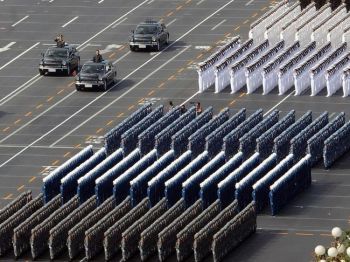 Президент Китая Ху Цзиньтао (третий автомобиль слева) проводит смотр  военного состава во время парада в день национального праздника в Пекине  1 октября 2009 года. Фото: AFP/AFP/Getty Images