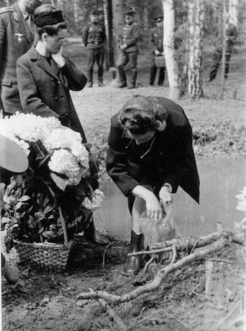 В. И. Гагарина на месте гибели мужа. Фото Е.И. Рябчикова