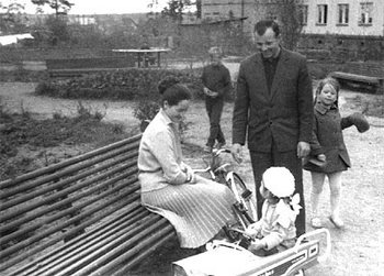 Юрий Гагарин с семьей на прогулке. Фото с сайта All-photo.ru