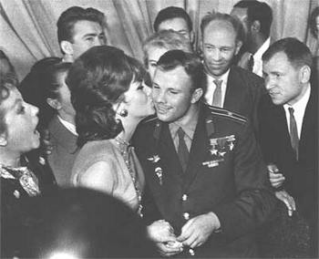 Ю.А.Гагарин и Джина Лолобриджита. Фото с сайта All-photo.ru.