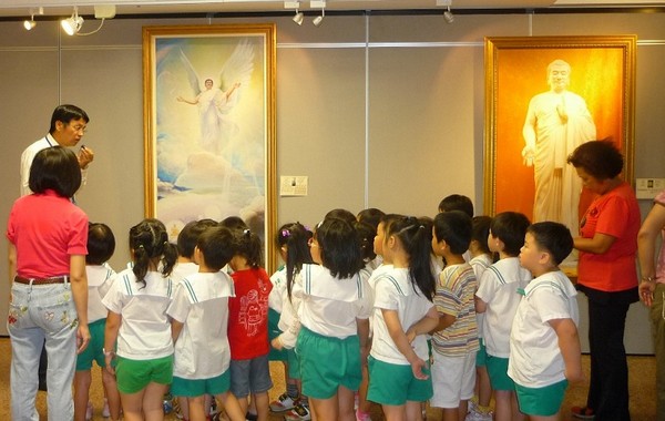 Дети подготовительных классов Сыньонфу рассматривают картины. Фото: с сайта clearwisdom.net