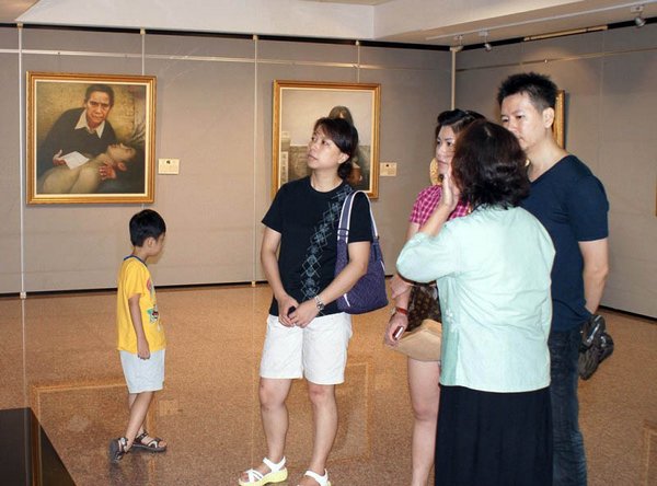 Г-н Чоу с сестрой и друзьями  рассматривают картины. Фото: с сайта clearwisdom.net
