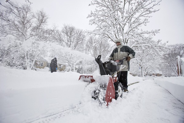 Число жертв снегопадов и гололеда, обрушившихся на большую часть территории США, возросло до десяти человек. Снежная буря.  Major Midwest.  Фото: Andy Manis/Getty Images