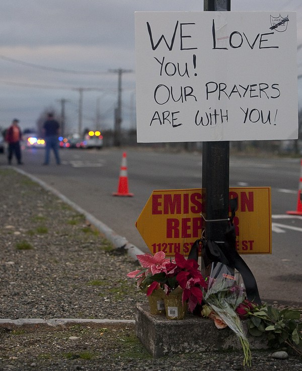 На месте убийства четырёх полицейских возложены цветы, где четыре Лейквудских полицейских были убиты 29 ноября 2009 около Лейквуда, Вашингтона. Фото: Stephen Brashear/Getty Images