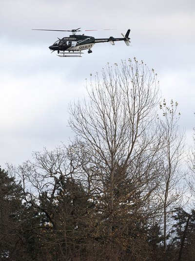 Поиск убийцы с вертолёта. Фото: Stephen Brashear/Getty Images