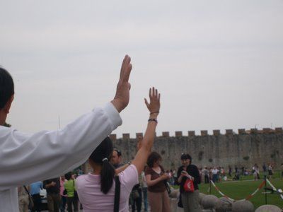 Снимки на фоне Пизанской  башни. Фото с secretchina.com