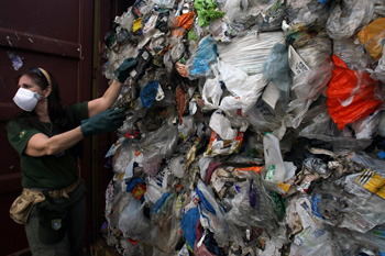 Контейнер с мусором из пластика. Фото: MAURICIO LIMA /Getty Images 