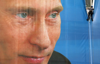 Плакат с изображением Владимира Путина.Фото: PAVEL ZELENSKY /AFP /Getty Images 