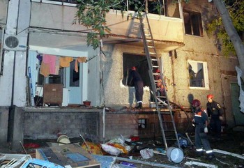 В результате взрыва газа в жилом десятиэтажном панельном доме по улице Шимановской в Хабаровске пострадали семь человек. Фото: regnum.ru