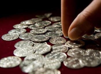 Монета достоинством 10 рублей заменит бумажную купюру