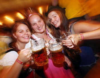 Потребителей алкоголя с вредными последствиями больше среди людей в возрасте от 20 до 39 лет. Фото: Johannes Simon/Getty Images
