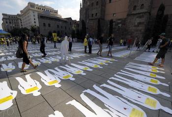 Активисты Amnesty International организовали протест в Барселоне.  Фото: LLUIS GENE/AFP/Getty Images