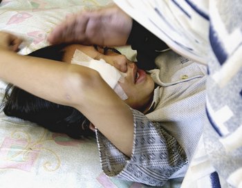 «В Морозовскую больницу госпитализированы 20 детей с диагнозом ожог роговицы глаза, — рассказал один из родителей. —  Не исключено, что их количество увеличится».. Фото  Graeme Robertson/Getty Images