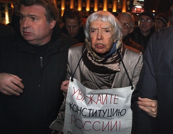 Правозащитница Людмила Алексеева вышла на Триумфальную площадь  с плакатом «Уважайте  конституцию России!»