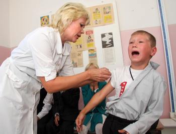 Вакцинация в школах. Фото: VIKTOR BARTENEV/AFP/Getty Images