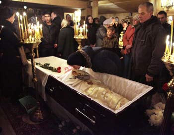Сотни людей попрощались с отцом Даниилом. Фото: OXANA ONIPKO/AFP/Getty Images