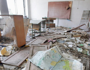 Школьный класс в городе Припяти, спустя 20 лет после   ухода  населения. Когда-то привлекательный город Припять, рядом с взорвавшимся  чернобыльским ядерным реактором, теперь зарастает сорняками. Фото: Виктора DRACHEV/AFP/Getty Images
