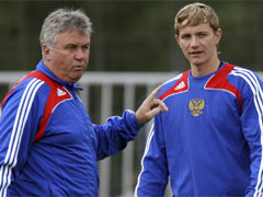 Гус Хиддинк и Роман Павлюченко. Фото: uefa.com