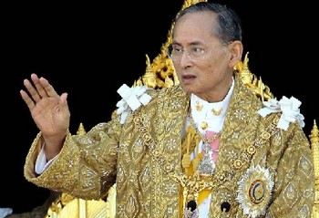Нынешний Король Таиланда Рама IX. Фото с nr2.ru