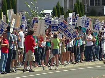 Акция протеста учителей в округе Кент. Кадр видеозаписи с komonews.com