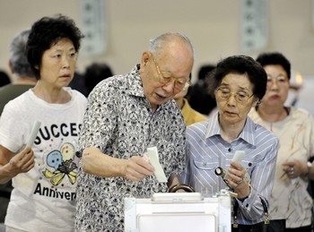 Токио. Япония, выборы: Непогода может сыграть против оппозиции
