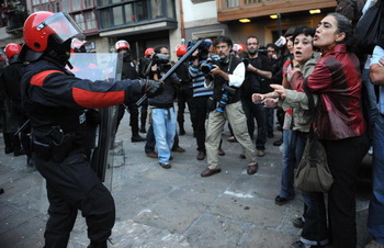 Деятельность полиции в Испании не подлежит контролю. Фото: RAFA RIVAS/AFP/Getty Images