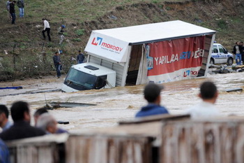 Наводнение в Турции унесло жизни более 30 человек