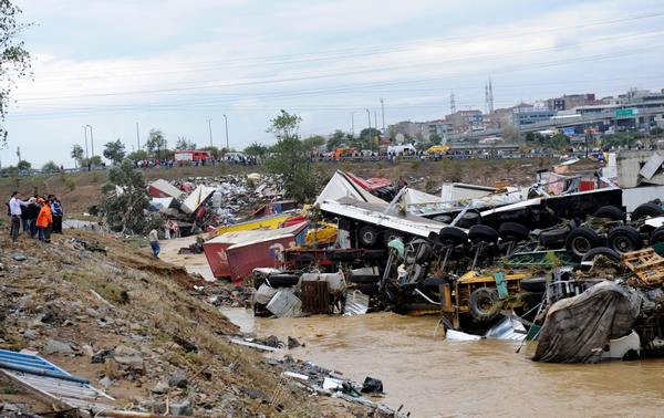 Последствия урагана Кетсан, город Истамбул, (29.09.2009) Фото: BULENT KILIC/AFP/Getty Images