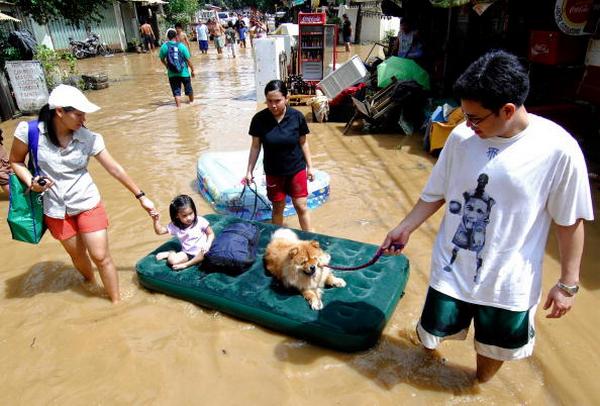 После урагана в городе Пассик на Филлипинах в Маниле  (29.09.2009).   Фото: NOEL CELIS/AFP/Getty Images