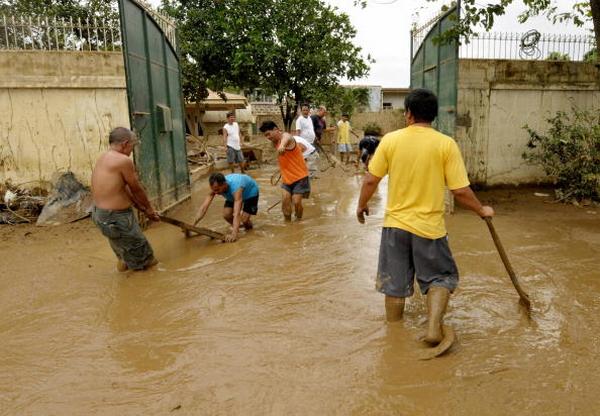 Последствия урагана Кетсан в городе Марикине в Маниле (28.09.2009).  Фото: JAY DIRECTO/AFP/Getty Images