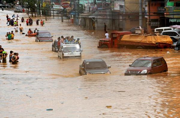 Последствия урагана Кетсан в городе Марикине в Маниле (27.09.2009).Фото: TED ALJIBE/AFP/Getty Images