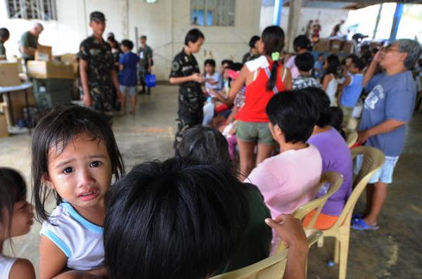 Жители ждут эвакуации в Маниле (2.10.2009). Фото:  MIKE CLARKE/AFP/Getty Images