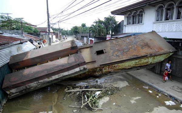 Последствия урагана Кетсан в городе Марикине в Маниле (30.09.2009).  Фото:NOEL CELIS/AFP/Getty Images