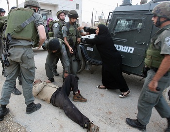 Палестинская женщина останавливает израильтянских солдат. Фото: JAAFAR ASHTIYEH/AFP/Getty Images