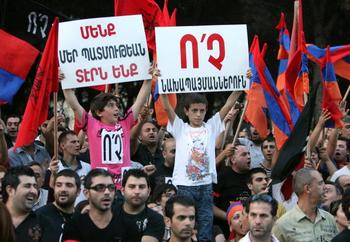 Протест против действий президент Армении Сержа Саргсяна  в Ливане. Фото: RAMZI HAIDAR/AFP/Getty Images