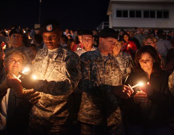 Дни траура по 13 военным убитым на военной базе Форд-Худ в Техасе. Фото: Joe Raedle/Getty Images