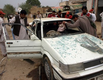 10 человек погибли и не менее 20 получили ранения в результате взрыва смертника на окраине пакистанского города Пешавар. Фото: HASHAM AHMED/AFP/Getty Images