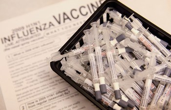 Ваше здоровье. Вакцина против свиного гриппа. Фото: Scott Olson/Getty Images