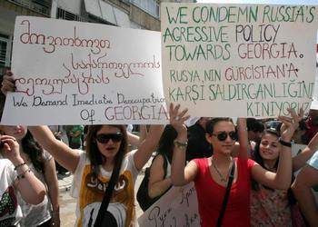 Протест  около Российского посольства в Анкаре. Фото: ADEM ALTAN/AFP/Getty Images