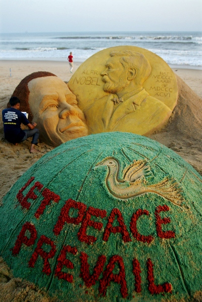 Песчаная скульптура, автор которой художник  Sudersan Pattnaik из Индии, изображает присуждение Бараку Обаме Нобелевской премии за вклад дела мира. Фото: STR/AFP/Getty Images