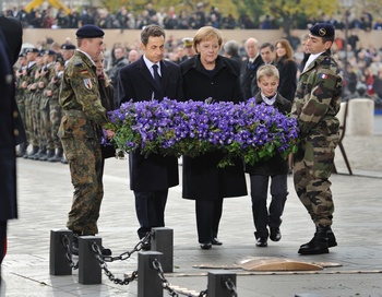 Ангела Меркель первой из канцлеров Германии отмечает День перемирия присутствием на главной памятной церемонии во Франции.  Фото: ERIC FEFERBERG/AFP/Getty Images