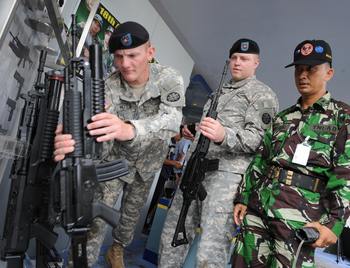 Солдаты американской армии в Индонезии. Фото: ROMEO GACAD/AFP/Getty Images