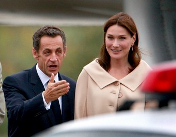 Президент Франции Николя Саркози и его жена Карла Бруно-Саркози возвращаются с саммита G20 в Пистбурге. Фото: Scott Olson/Getty Images 