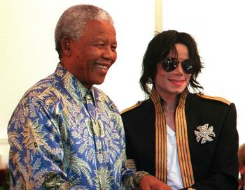 Легендарный Нельсон Мандела и Майкл Джексон в 1999 году.  Фото: ANNA ZIEMINSKI/AFP/Getty Images