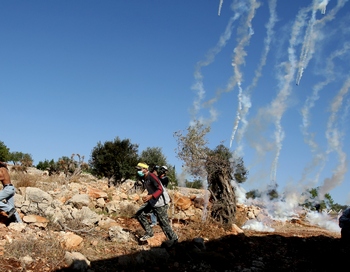 Израильские ВВС нанесли в воскресенье удар по двум оружейным заводам в Газе после того, как с палестинской территории была выпущена ракета в направлении израильского города Сдерот, где никто не пострадал.Фото: ABBAS MOMANI/AFP/Getty Images